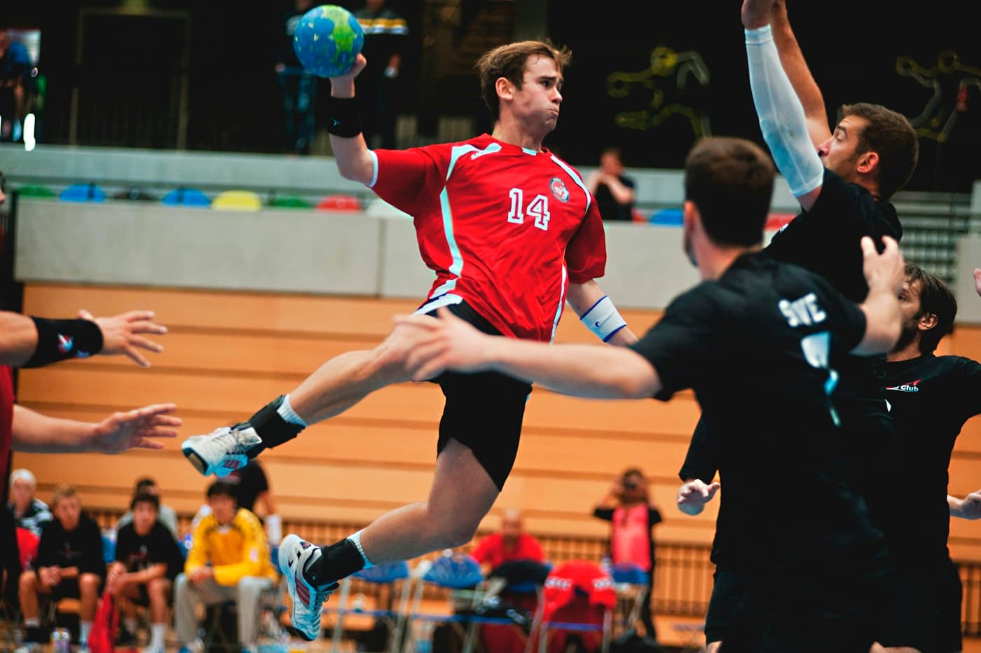 Chicos entrenando en un campus de handball